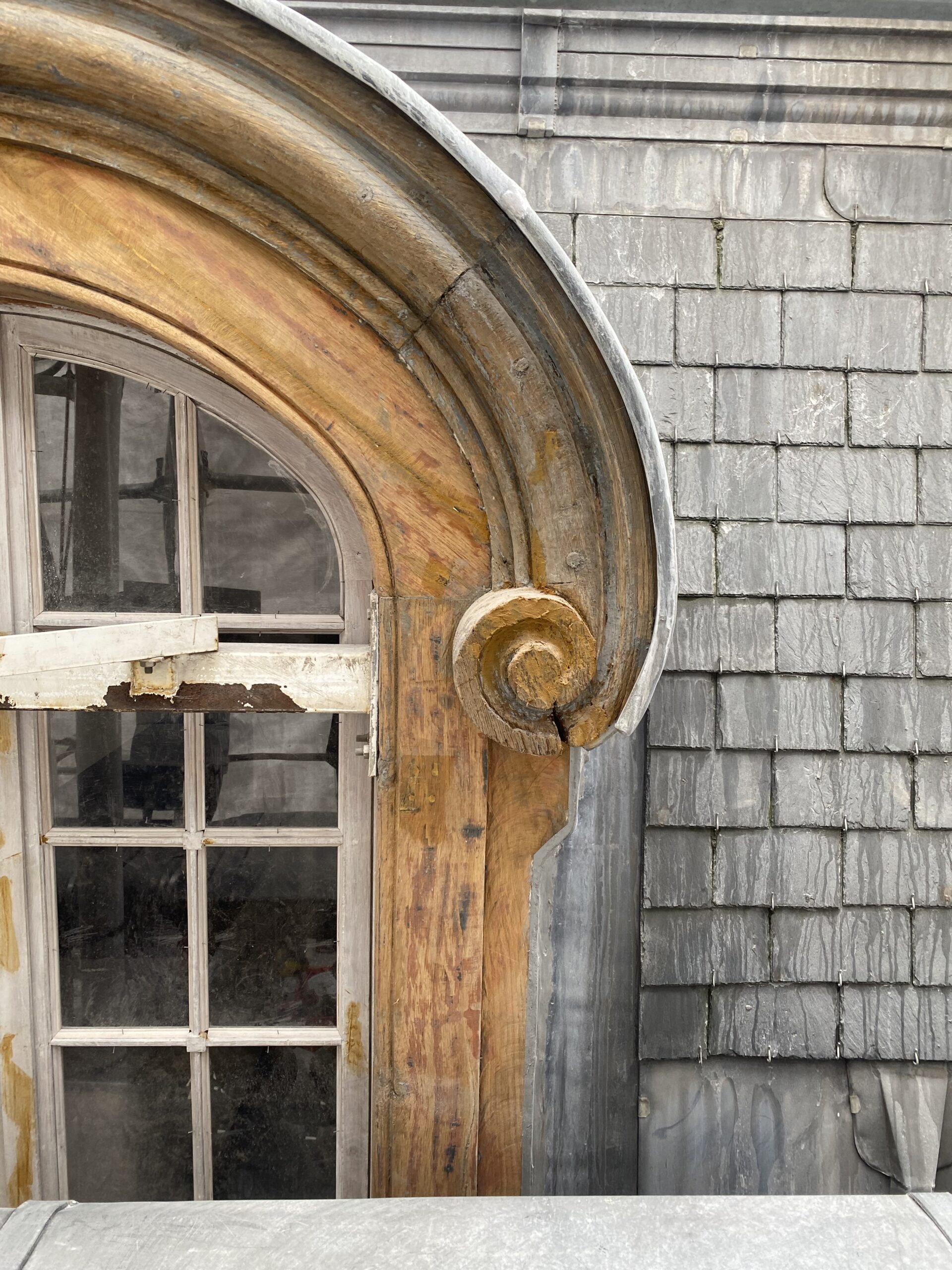 75_Ambassade_couverture_lucarne