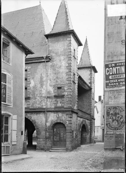 Façade avec grandes arcades et tours carrées encadrant la balustrade du premier étage, 1905-37, AP54L02962