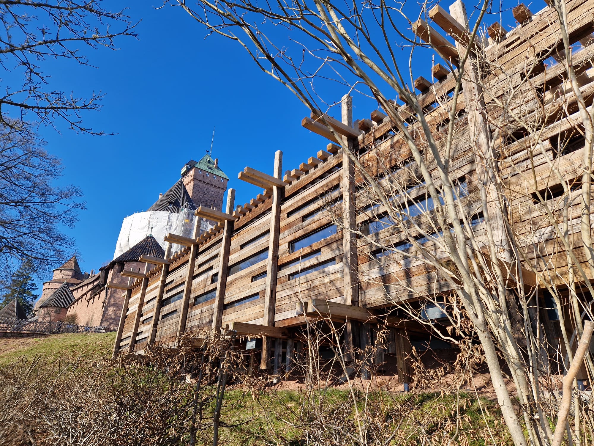 Haut-Koenigsbourg - restaurant structure en bois de récupération (1)