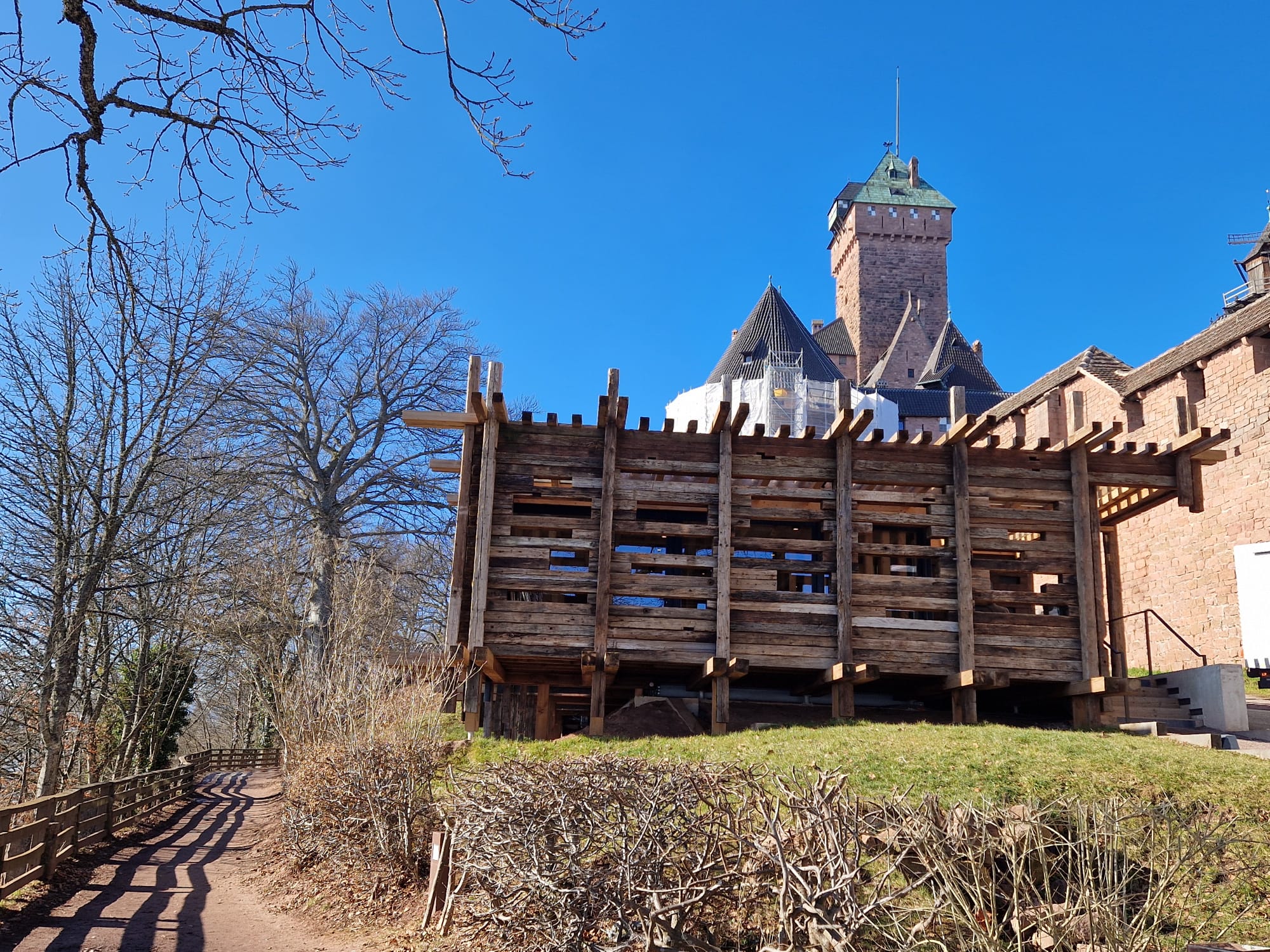 Haut-Koenigsbourg - restaurant structure en bois de récupération (2)