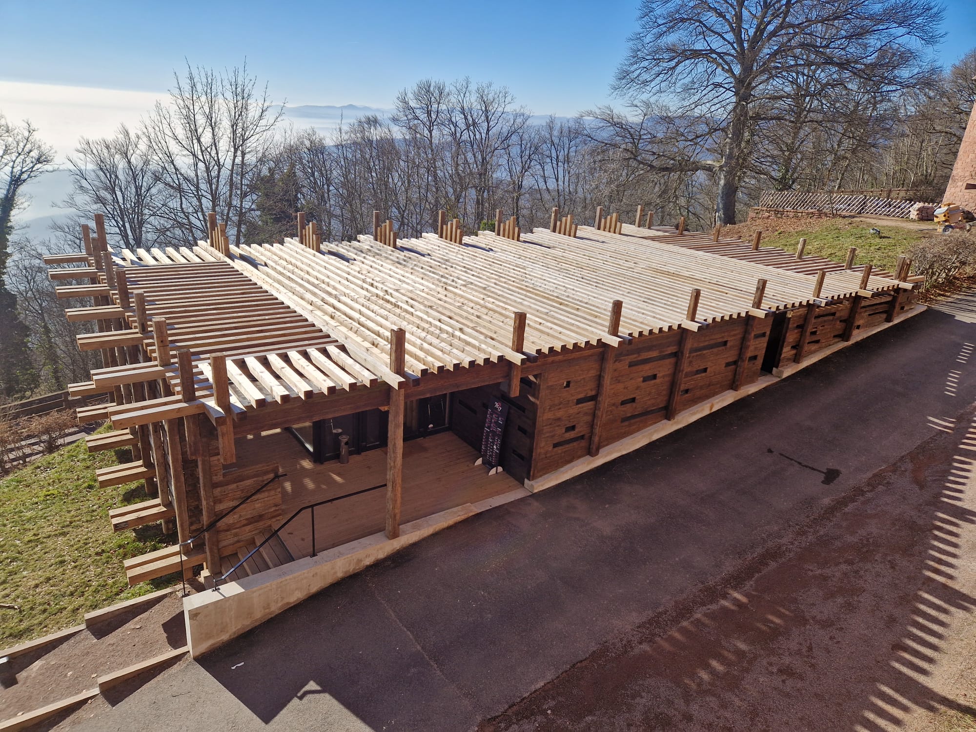 Haut-Koenigsbourg - restaurant structure en bois de récupération (3)